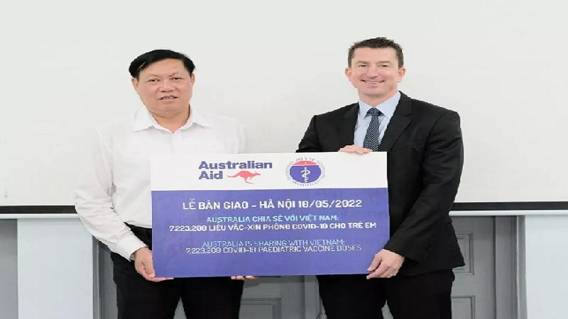 Thứ trưởng Đỗ Xuân Tuyên tiếp nhận tượng trưng hơn 7,2 triệu liều vaccine Australia tặng Việt Nam. Ảnh: Trần Minh 