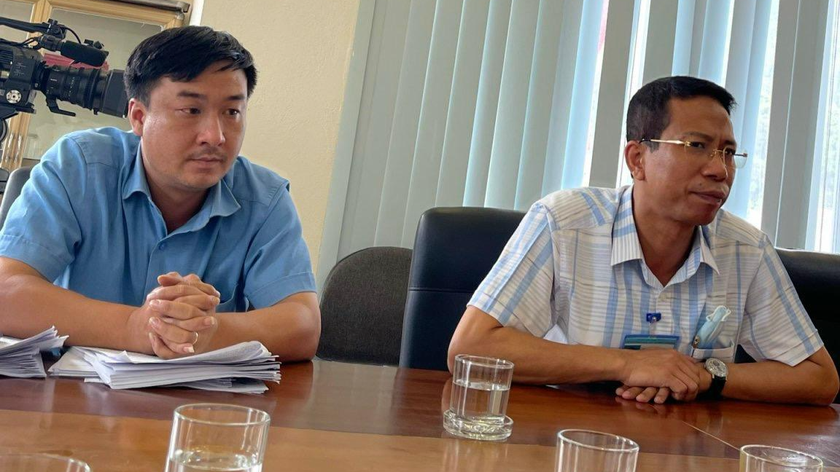 Bí thư Đảng uỷ, Chủ tịch phường Quang Hanh (bên phải) trao đổi với báo chí ngày 29/4.