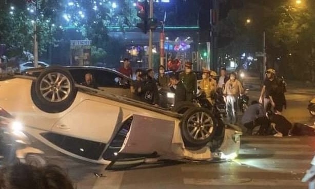 Hình ảnh chiếc xe ô tô nằm "ngửa bụng" trên phố Liễu Giai