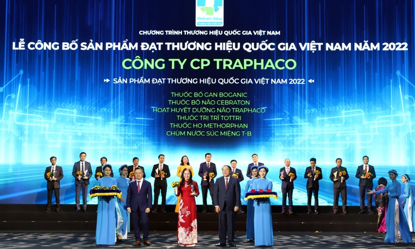 Bà Đào Thúy Hà - Phó Tổng giám đốc CTCP Traphaco nhận biểu trưng Thương hiệu Quốc gia 2022.