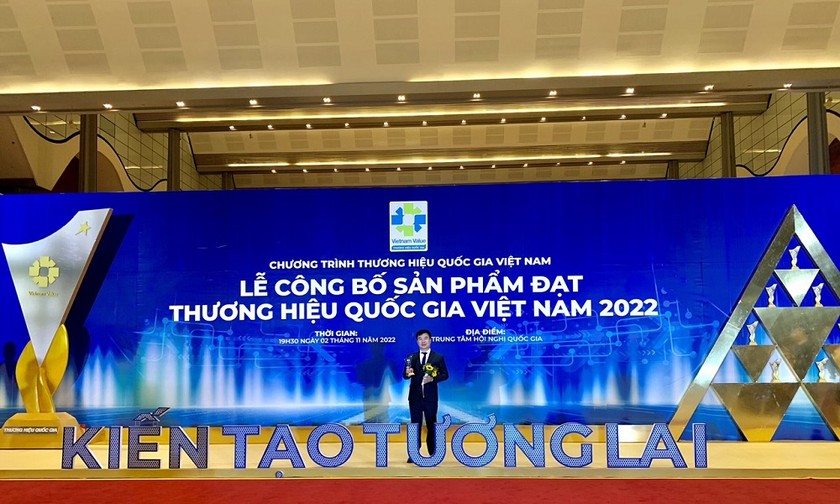 Tổng Giám đốc TV.Pharm - ông Hà Ngọc Sơn đón nhận Cup vinh danh Thương hiệu Quốc gia năm 2022.