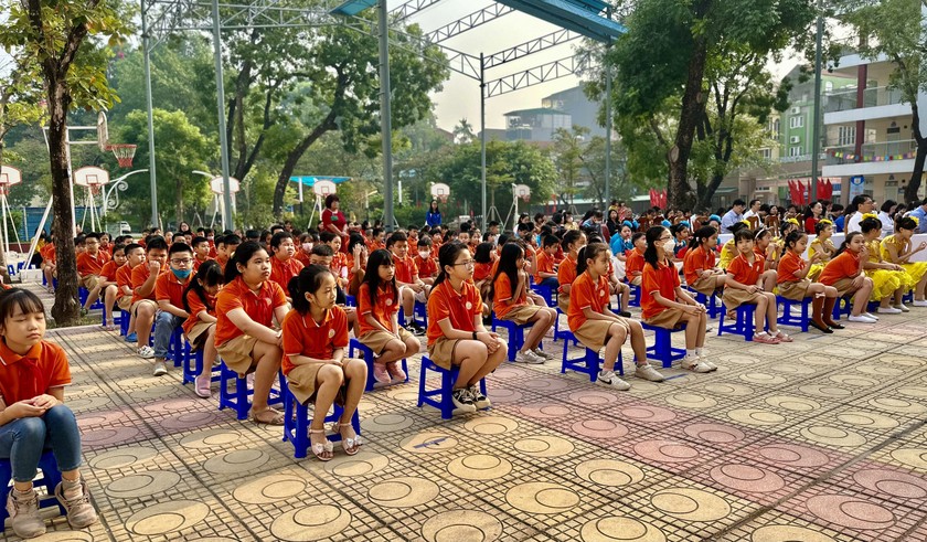 Hình ảnh các em học sinh trường Tiểu học Hoàng Hoa Thám trong buổi lễ hưởng ứng "Ngày Pháp luật nước CHXHCN Việt Nam"