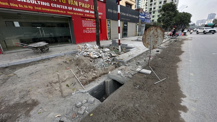 Hình ảnh do phóng viên ghi nhận, xuất hiện nhiều "hố sâu" dưới lòng đường Nguyễn Chí Thanh 