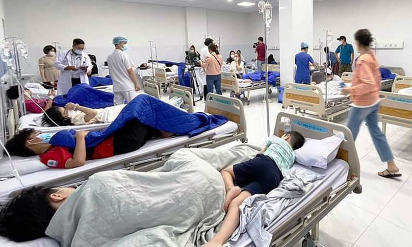 Các học sinh điều trị tại bệnh viện sau khi bị ngộ độc. Ảnh: Vietnamnet