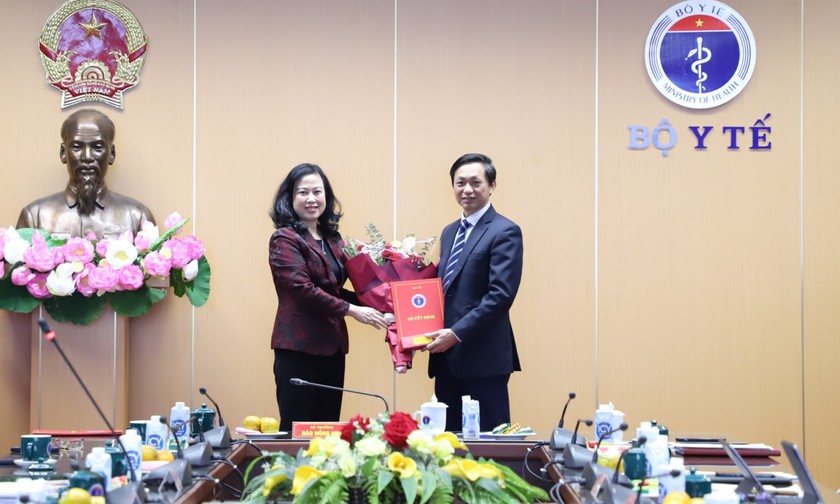 Bộ trưởng Đào Hồng Lan trao quyết định và chúc mừng tân Cục trưởng Cục Khoa học Công nghệ và Đào tạo Nguyễn Hoàng Long. Ảnh: BYT