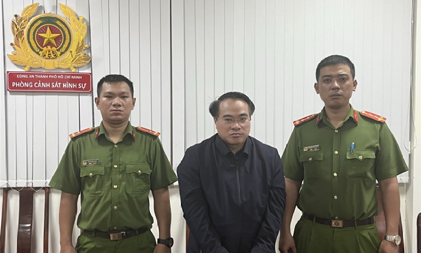 Bị can Đặng Việt Hà (giữa) tại cơ quan điều tra. Ảnh: Bộ Công an