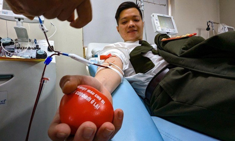 Thượng uý công an Nguyễn Huy Hoàng hiến máu cứu sống cháu bé 1 tuổi.