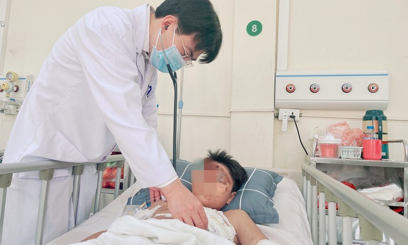 Bệnh nhân cấp cứu do pháo nổ tại Bệnh viện Việt Đức, Hà Nội.