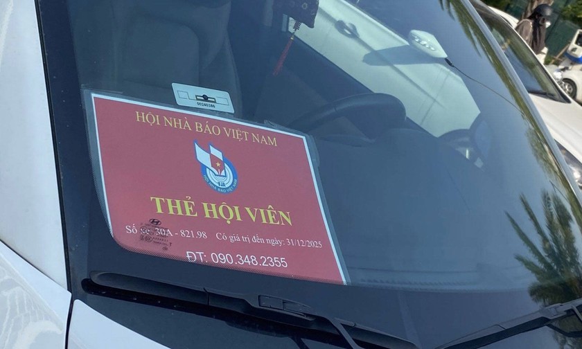 Xe ô tô biển kiểm soát 30A - 821.98 trên xe gắn thẻ hội viên và logo Hội nhà báo Việt Nam.