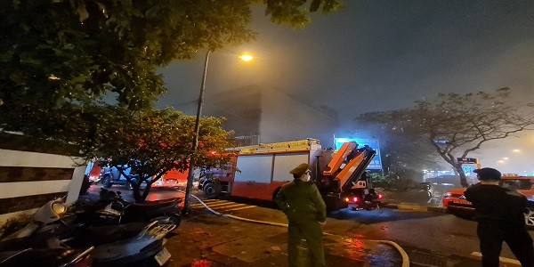 Lực lượng cảnh sát kịp thời có mặt dập tắt đám cháy 
