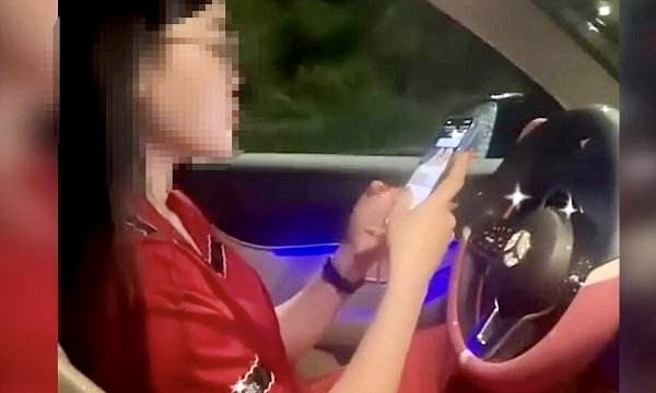 Hình ảnh nữ tài xế buồn 2 tay khi lái xe ô tô quay tiktok