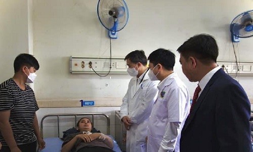 Thứ trưởng Bộ Y tế - Trần Văn Thuấn thăm hỏi các nạn nhân trong vụ tai nạn giao thông nghiêm trọng tại Quảng Nam.