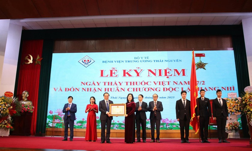 BV Trung ương Thái Nguyên đón nhận Huân chương Độc lập Hạng Nhì 