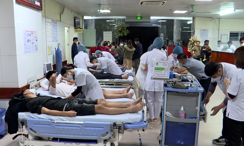 Các y bác sỹ bệnh viện đa khoa tỉnh Bắc Ninh đang tập trung theo dõi, điều trị cho các công nhân. Ảnh: bacninhtv.vn