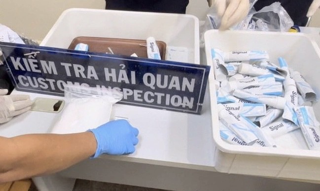 Ketamine và cocain (tinh thể màu trắng) được lấy ra từ các tuýp kem đánh răng trong hành lý 4 tiếp viên Vietnam Airlines. Ảnh internet