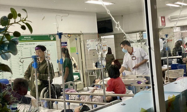 Học sinh nhập viện khi có biểu hiện ngộ độc. Ảnh: Báo SK&ĐS