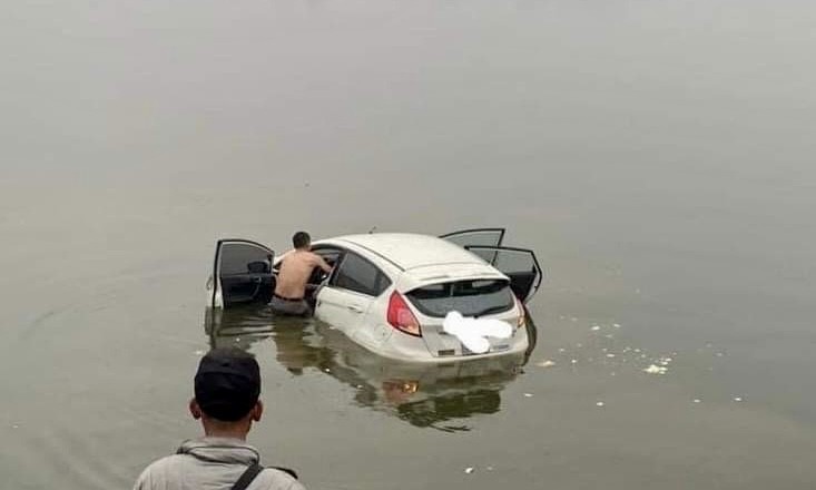 Chiếc xe ô tô bất ngờ phi thẳng xuống hồ Tây. 