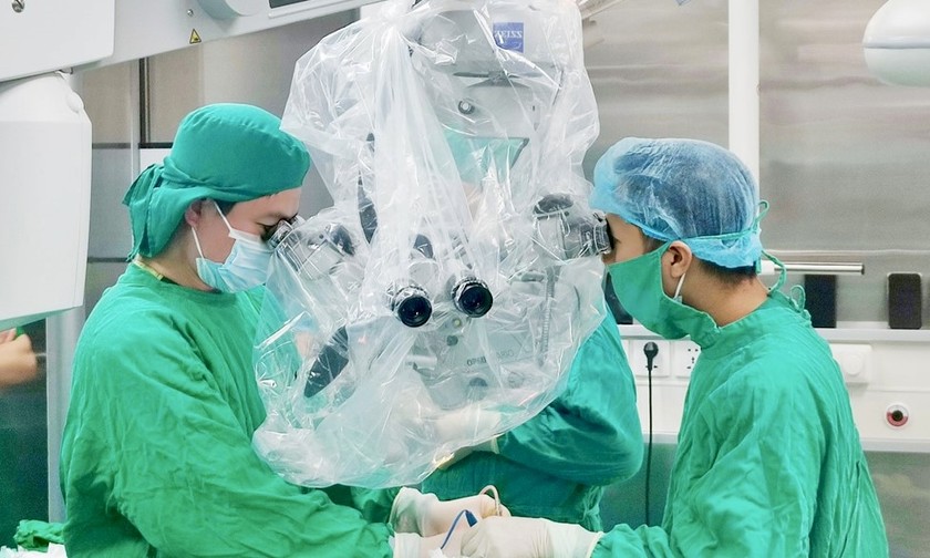 Sử dụng kính vi phẫu để phẫu thuật cắt bỏ khối u não cho bệnh nhân T.V.C. Nguồn ảnh Bv Đa khoa TH 