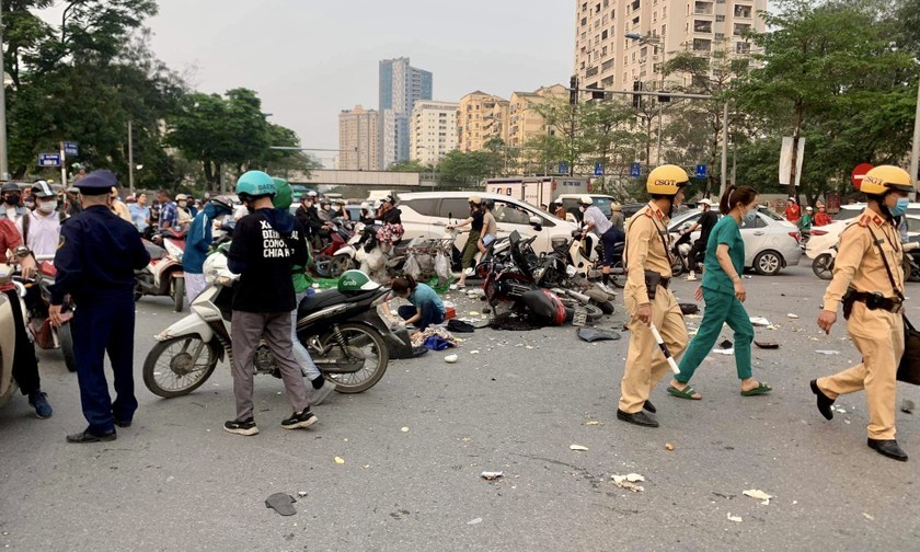 Vụ tai nạn liên hoàn trên đường Võ Chí Công, Hà Nội. Ảnh: CAHN
