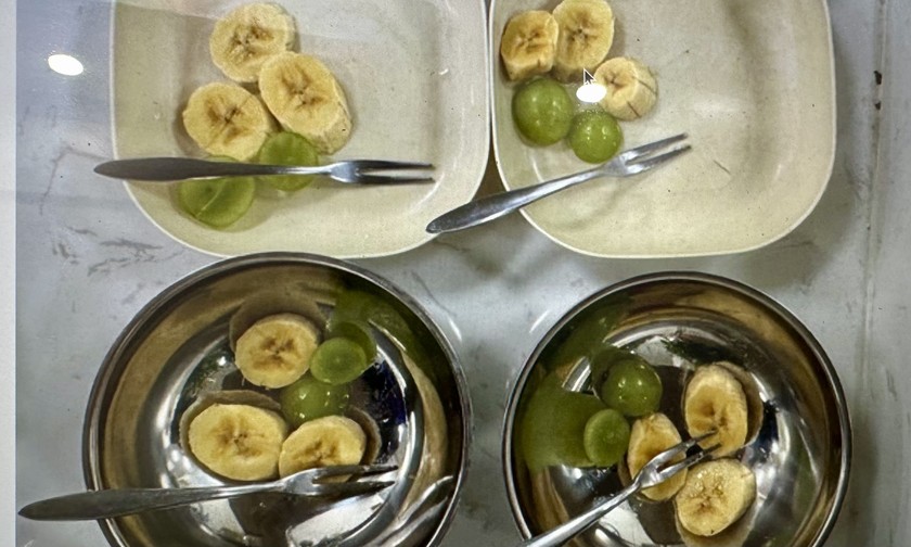 Hình ảnh bữa ăn bị cắt xén, quả nho cắt đôi. Nguồn ảnh báo Vietnamnet.vn