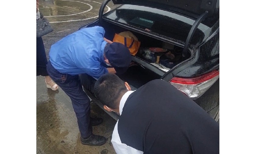 Bảo vệ và nhân viện BVĐK Phúc Lâm khám xét xe của phóng viên nhưng không tìm thấy thiết bị Bệnh viện này mất.