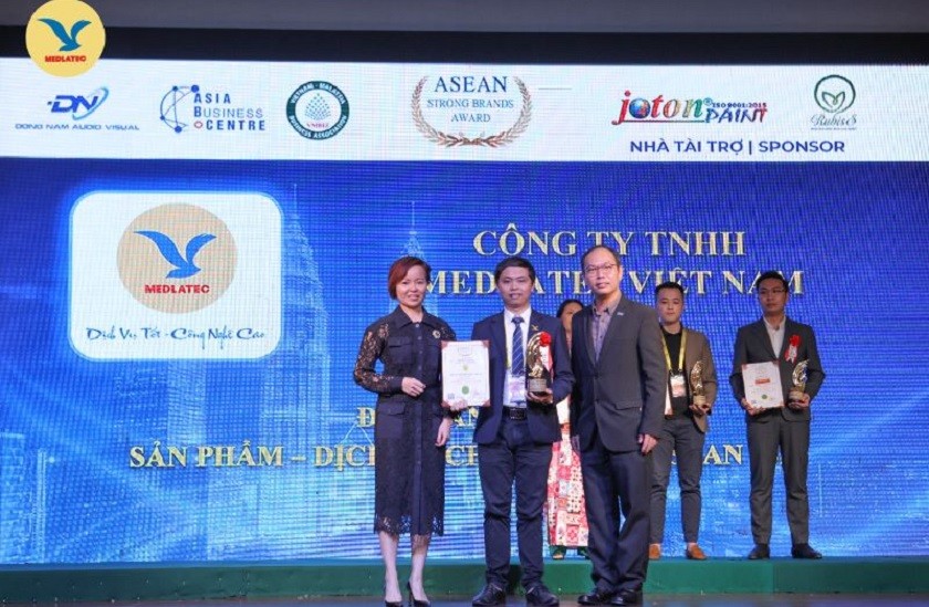 ThS. Nguyễn Ngọc Lâm (đứng giữa) đại diện Hệ thống Y tế MEDLATEC nhận chứng nhận Dịch vụ chất lượng ASEAN cho dịch vụ lấy mẫu xét nghiệm tại nhà.