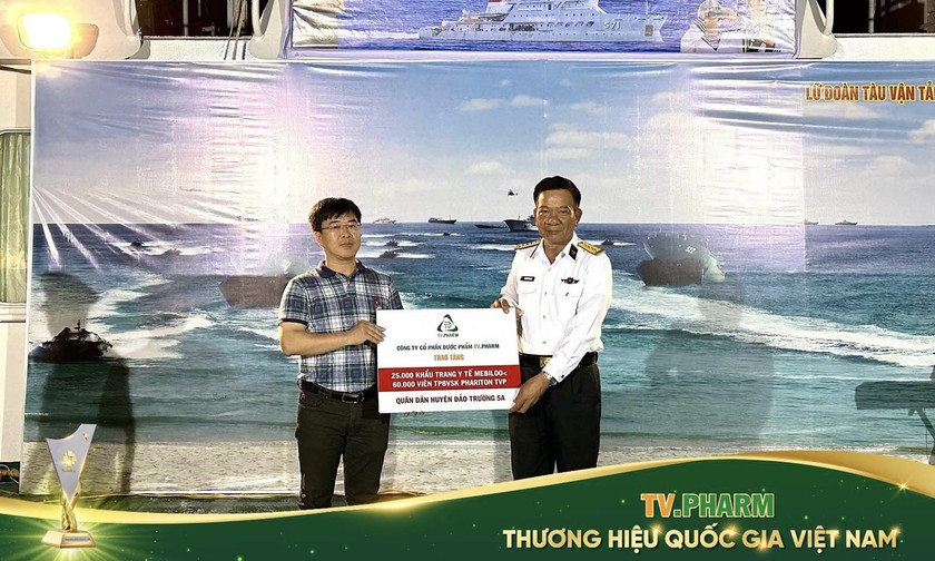 Đại diện Ban chỉ huy tàu Trường Sa 571 tiếp nhận thuốc y tế từ ông Hà Ngọc Sơn - Tổng Giám đốc TV.PHARM gửi tặng quân dân huyện đảo Trường Sa.
