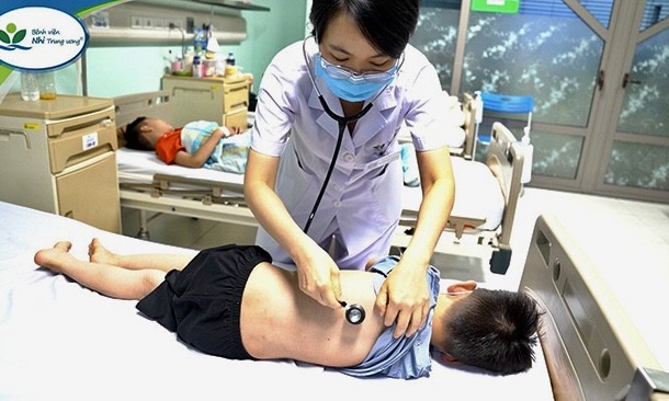 BS. Nguyễn Thị Thu Nga thăm khám cho bệnh nhi B.N (8 tuổi, Lào Cai). Nguồn ảnh Lê Hiếu ( BV Nhi Trung ương) 
