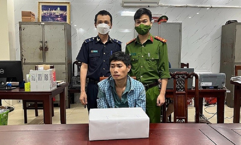 Hải quan Nghệ An phối hợp với Công an tỉnh Nghệ An bắt giữ một đối tượng, thu giữ 9.000 viên ma túy vào ngày 14/6. Ảnh: Công an nhân dân