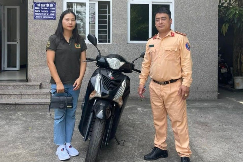 Chị Trần Thị Thơ Mây nhận lại chiếc xe máy bị mất sau 5 năm. Ảnh: CACC