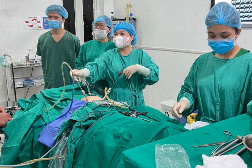 Hình ảnh ekip phẫu thuật cho cô gái 19 tuổi. Nguồn ảnh BVĐK Bắc Quang