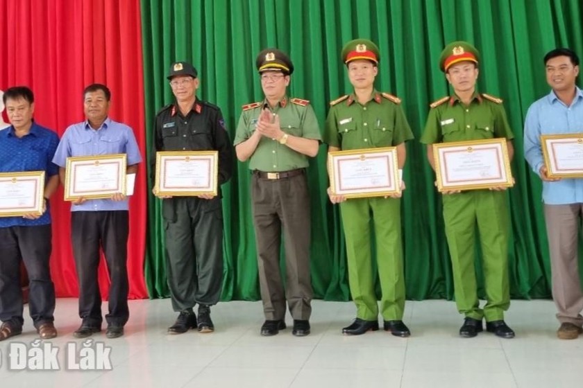 Thiếu tướng Lê Vinh Quy, Giám đốc Công an tỉnh khen thưởng tập thể, cá nhân đã dũng cảm, quyết liệt truy bắt các đối tượng bị truy nã đặc biệt. Ảnh Báo Đắk Lắk.