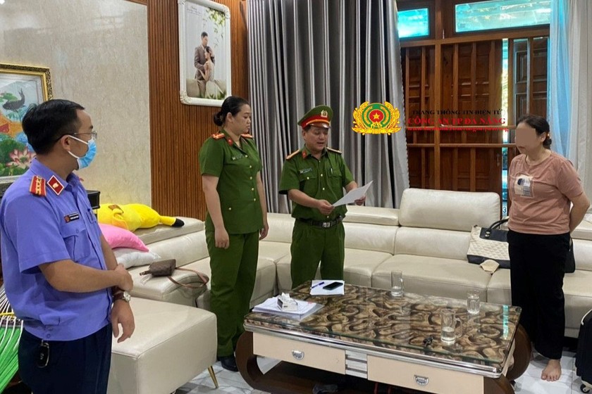 Cơ quan Cảnh sát điều tra Công an thành phố Đà Nẵng thực hiện lệnh bắt giữ đối với N.T.L. Na. (Ảnh: CA Đà Nẵng)