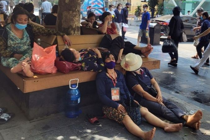 Cảnh tượng người dân ngồi đợi kết quả vạ vật tại các cơ sở y tế mùa nắng nóng (Nguồn: Internet)