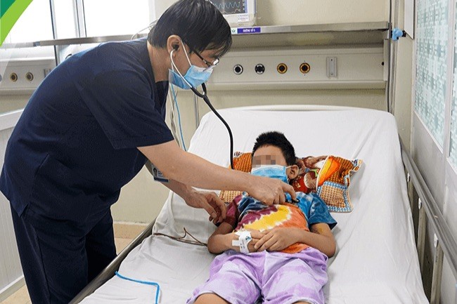 TS.BS Đào Hữu Nam- Trưởng khoa Điều trị tích cực, Trung tâm bệnh nhiệt đới thăm khám cho bệnh nhi trước khi ra viện. Nguồn ảnh BVCC
