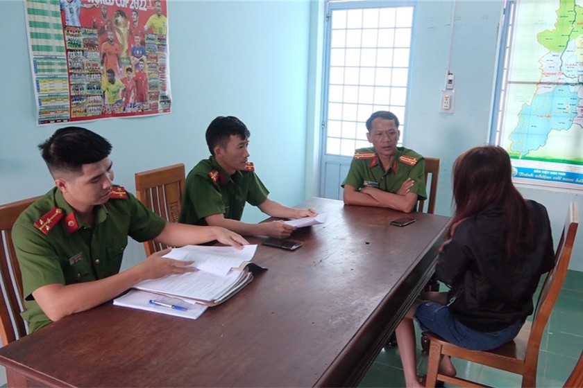 Nạn nhân kể lại sự việc với Công an tỉnh Kon Tum sau khi được giải cứu đưa về nước an toàn. 