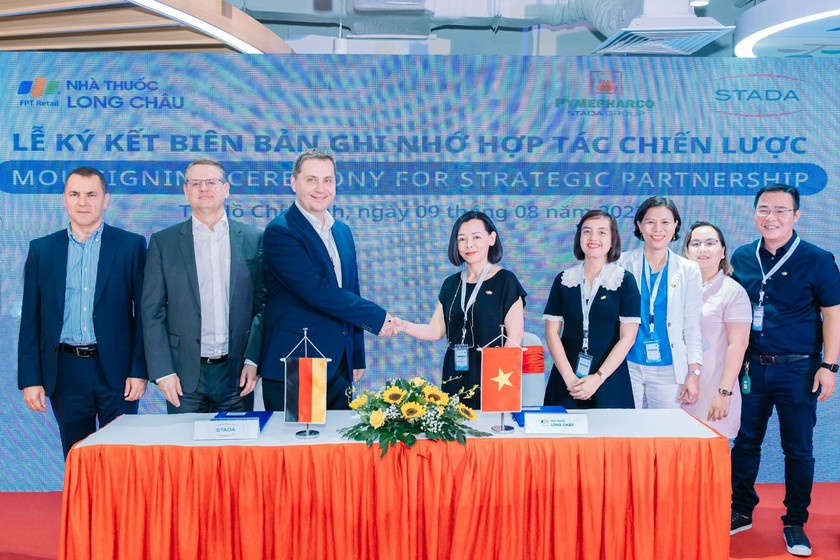 FPT Long Châu và STADA Việt Nam ký kết tại sự kiện.