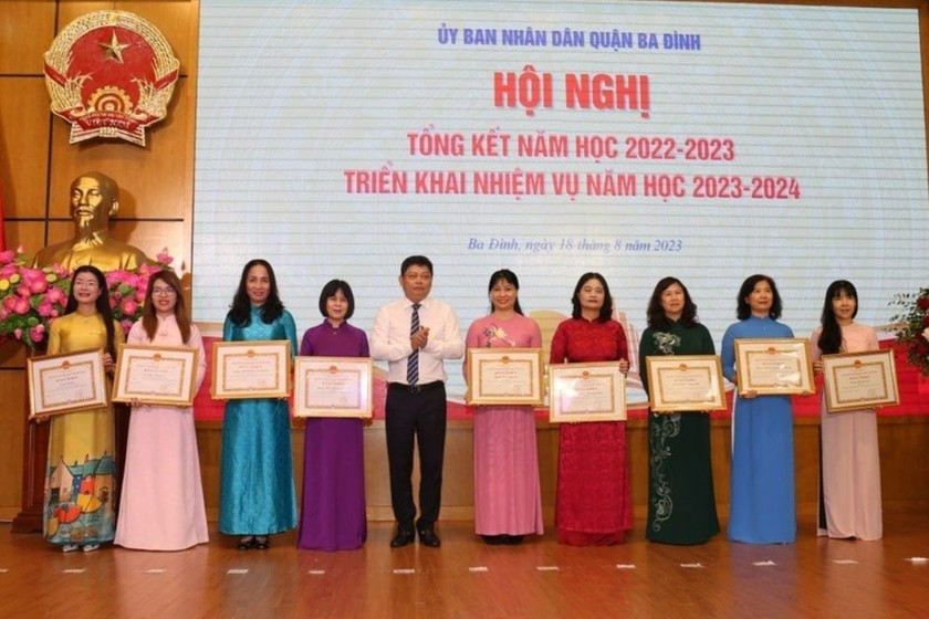 Chủ tịch UBND quận Ba Đình trao khen thưởng cho các đơn vị, cá nhân có thành tích xuất sắc trong năm học 2022 -2023.