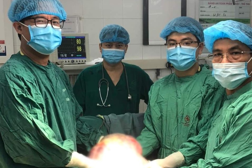 Các bác sĩ BV đa khoa tỉnh Tuyên Quang phẫu thuật thành công ung thư buồng trứng nặng 3,5kg. Ảnh do Bệnh viện cung cấp.