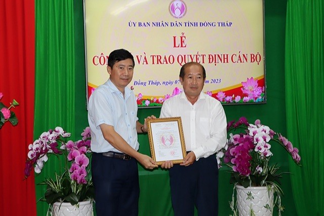 Chủ tịch UBND tỉnh Đồng Tháp Phạm Thiện Nghĩa (bên trái) trao quyết định bổ nhiệm chức Giám đốc Sở Y tế cho ông Đoàn Tấn Bửu. Nguồn ảnh 