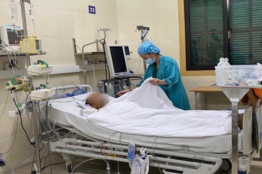 Cầu mong có "phép màu" để con được ghép tim giống như bệnh nhân của Bệnh viện Việt Đức đã được làm.Ảnh NVCC