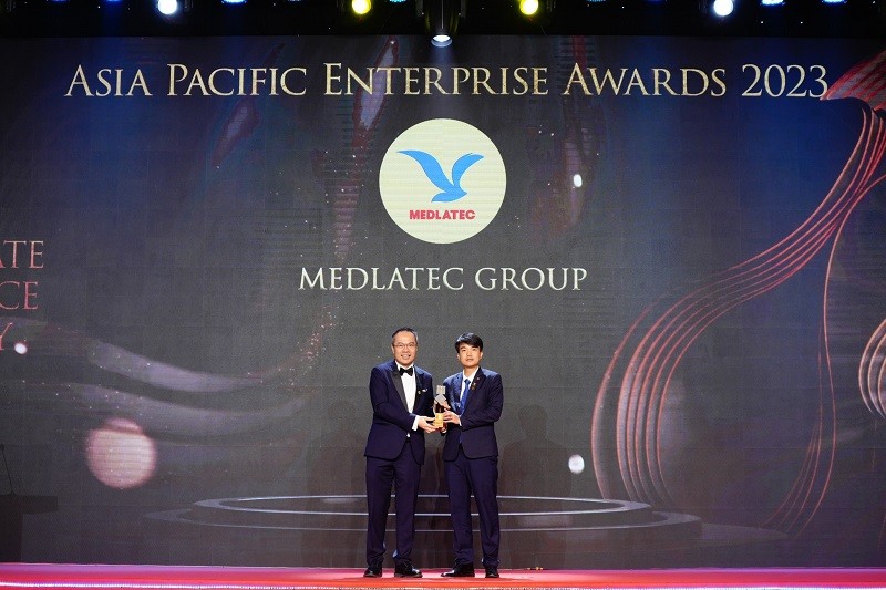 Ông Nguyễn Duy Hùng - Phó Tổng Giám đốc MEDLATEC GROUP đại diện Hệ thống Y tế MEDLATEC lên nhận giải thưởng “Doanh nghiệp châu Á - Thái Bình Dương” (Asia Pacific Enterprise Awards 2023) với hạng mục "Doanh nghiệp Xuất sắc - Corporate Excellence Award".