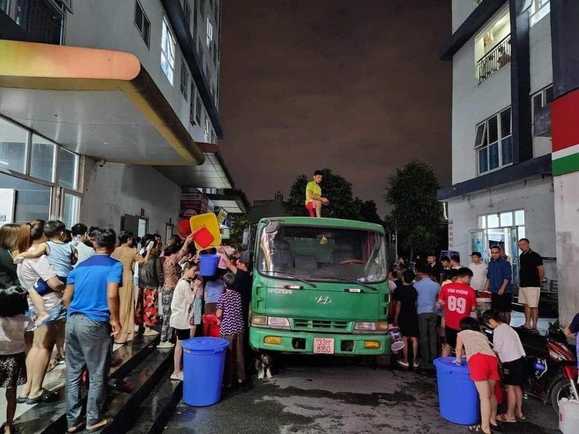 Khu đô thị Thanh Hà mất nước, người dân xếp hàng chờ lấy nước.