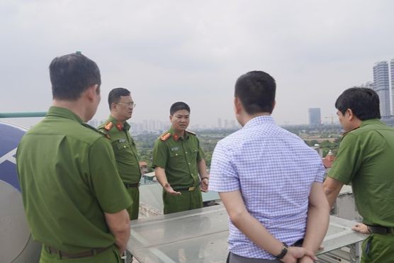 Đại tá Dương Đức Hải kiểm tra thực tế công tác phòng cháy chữa cháy tại phường Xuân La, Tây Hồ. Ảnh: Công an TP Hà Nội