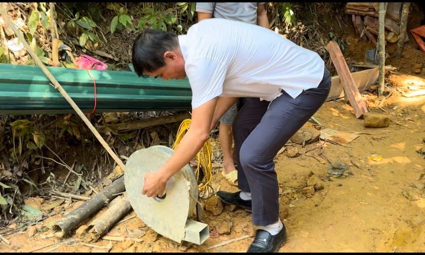 Ông Lù Văn Chánh, Phó Chủ tịch UBND xã Mường Tè bên cạnh chiếc máy thổi khí vừa được công an viên được lấy ra từ "hầm vàng".