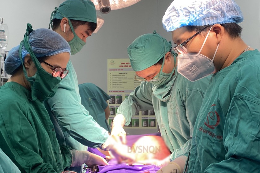 BSCKII. Bùi Minh Cường cùng kíp phẫu thuật thực hiện ca mổ cho bệnh nhân. Nguồn ảnh BVCC
