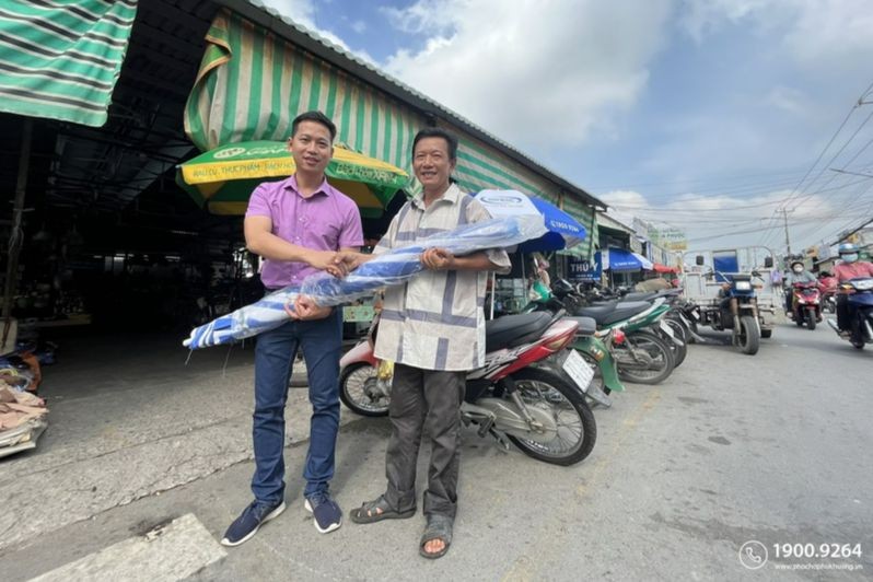Chủ đầu tư dự án Phố Chợ Phú Khương tặng người dân TP Bến Tre hơn 200 phần quà
