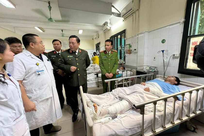 Giám đốc Công an thành phố Hà Nội đã đến thăm hỏi, động viên Thượng úy CSGT bị thương.