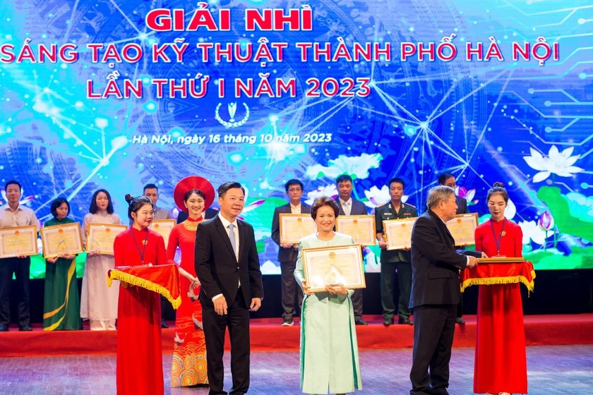Ths.Ds Nguyễn Thị Hương Liên – Phó chủ tịch, đồng sáng lập và CEO Công ty Cổ phần Sao Thái Dương lên nhận giải.