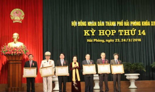 Phó chủ tịch nước Nguyễn Thị Doan trao tặng bằng khen cho các cá nhân có thành tích xuất sắc.